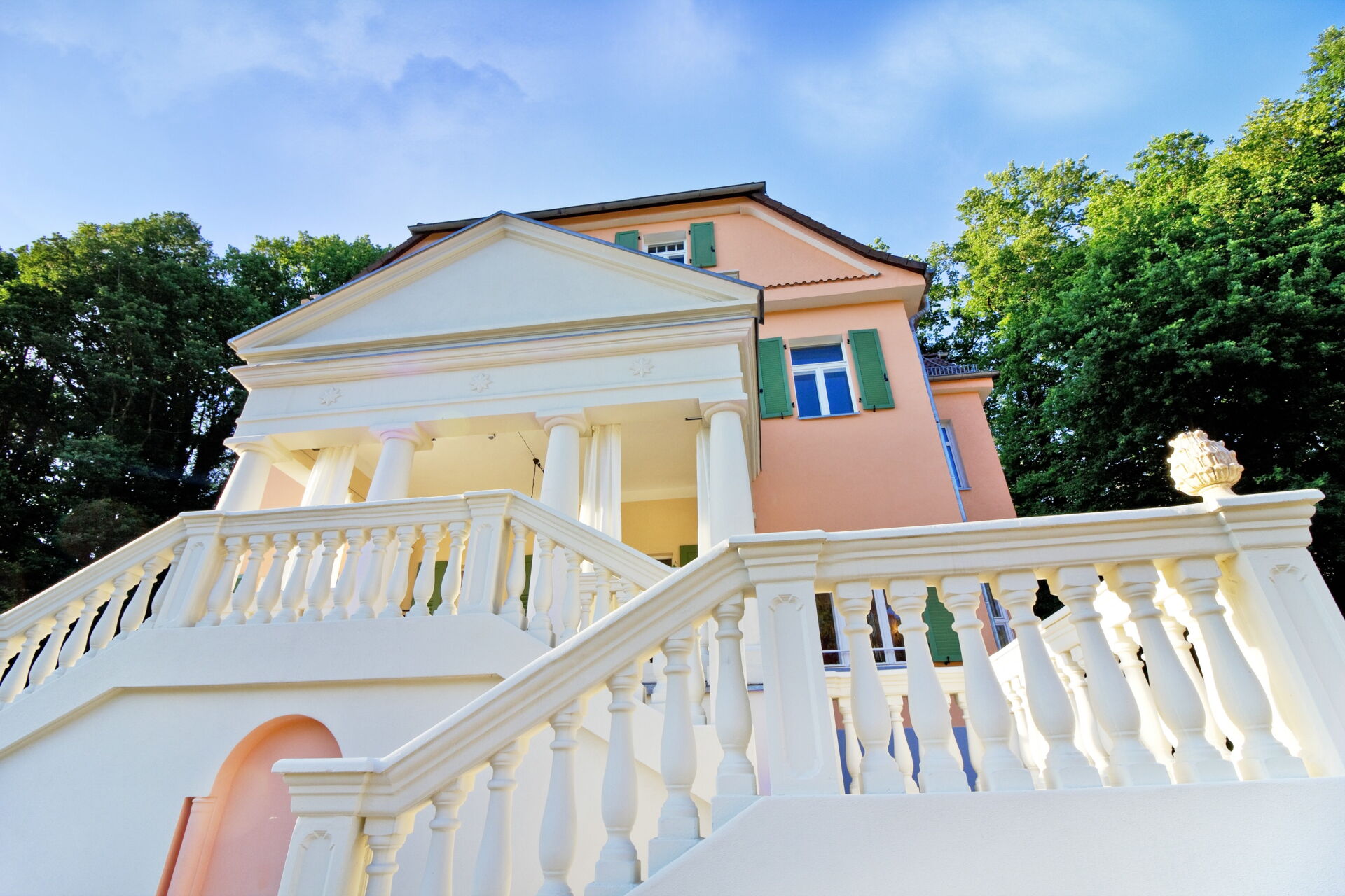 Treppenaufgang mit Villa